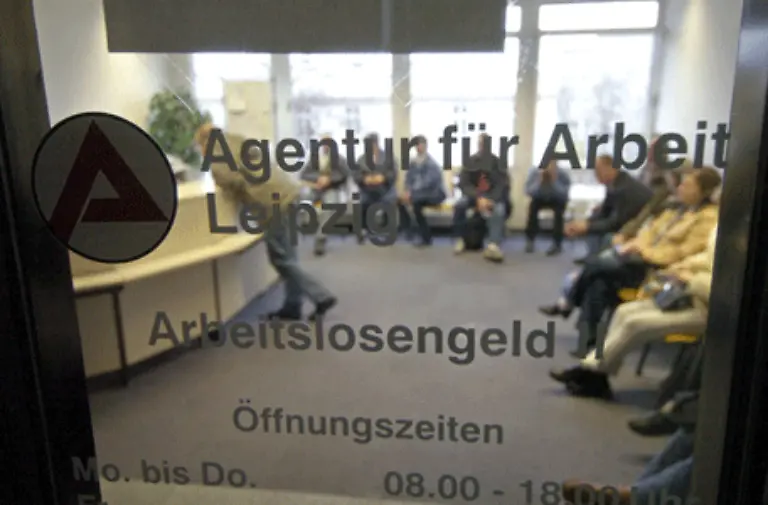 Fuer-die-Unterstuetzung-von-Langzeitarbeitslosen-und-Arbeitssuchenden-gibt-der-Bund-2008-rund-35-Milliarden-Euro-aus-Darin-enthalten-sind-auch-rund-20-Milliarden-fuer-ALG-II-Zahlungen