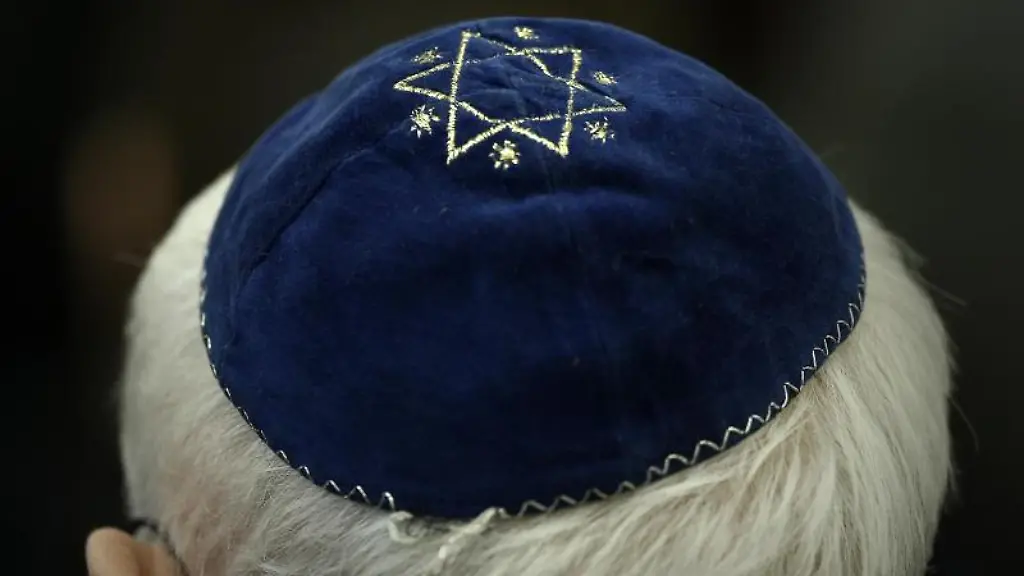 Ein-Mann-traegt-in-einer-Synagoge-eine-Kippa