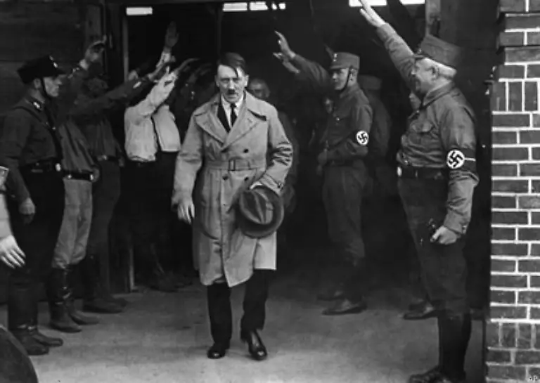 Waehrend-die-Weltwirtschaftskrise-in-den-USA-1932-zum-Wahlsieg-des-Demokraten-Roosevelt-fuehrt-gewinnen-in-Deutschland-neben-den-Kommunisten-vor-allem-die-Nationalsozialisten-massiv-an-Zulauf
