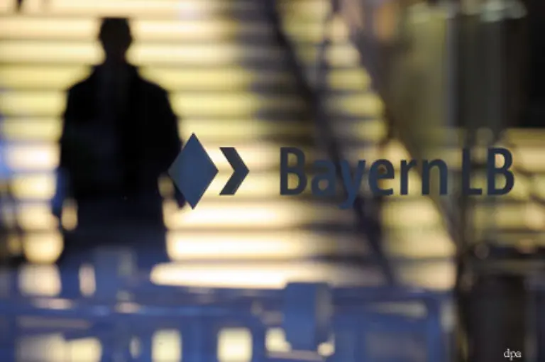 FEBRUAR-2008-Die-Ereignisse-ueberschlagen-sich-Waehrend-Huber-im-Parlament-noch-verkuendet-die-BayernLB-habe-keine-neuen-Erkenntnisse-bereitet-die-Bank-die-Veroeffentlichung-vorlaeufiger-Zahlen-vor-Demnach-liegen-die-Belastungen-bei-1-9-Milliarden-Euro