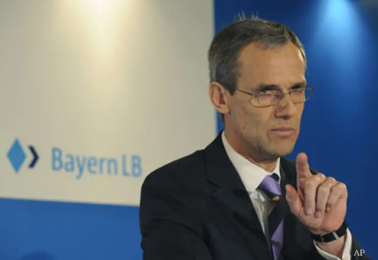 AUGUST-2008-Kemmer-erklaert-die-akute-Krise-fuer-ueberwunden-Nach-einem-Vorsteuerverlust-von-770-Millionen-Euro-im-ersten-Quartal-steht-im-zweiten-Quartal-ein-Gewinn-von-140-Millionen-zu-Buche-Die-Belastungen-aus-der-Finanzkrise-summieren-sich-auf-4-9-Mrd