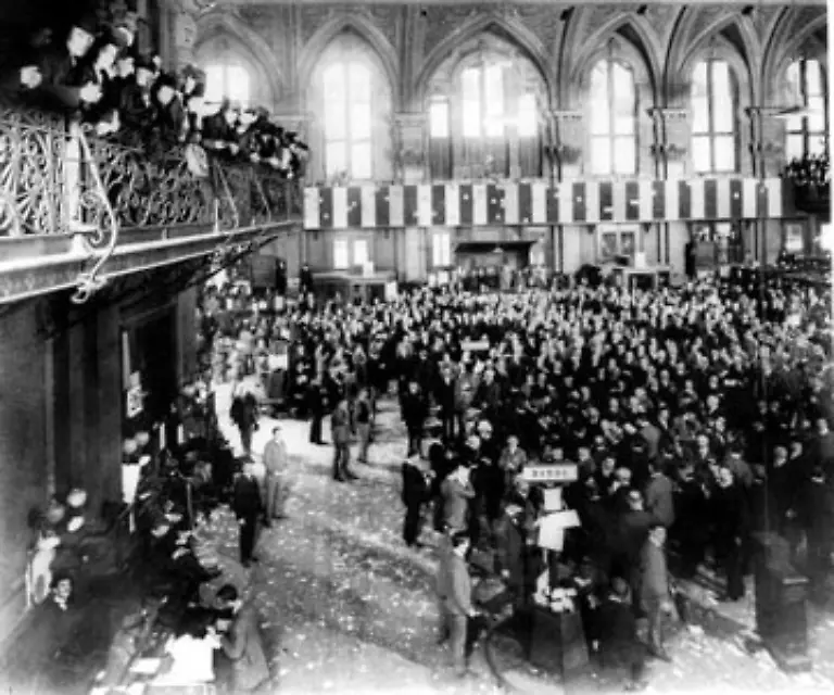 Der-erste-Boersencrash-des-vergangenen-Jahrhunderts-ereignet-sich-wenige-Jahre-nach-der-Jahrhundertwende-1907-Es-ist-der-drittgroesste-Boersencrash-der-Geschichte-Nach-einer-mehrjaehrigen-Hausse-hat-sich-der-Aktienmarkt-heissgelaufen-Am-12-Januar-1906