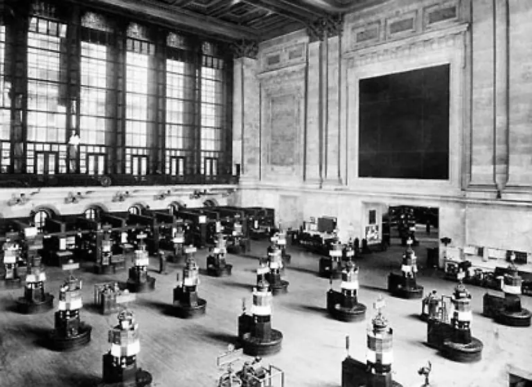 Die-Panik-an-der-Wall-Street-wird-ausgeloest-durch-einen-Massenansturm-auf-die-US-Bank-Knickerbocker-Trust-Banken-fordern-Kredite-zurueck-und-die-Aktienkurse-stuerzen-ins-Bodenlose