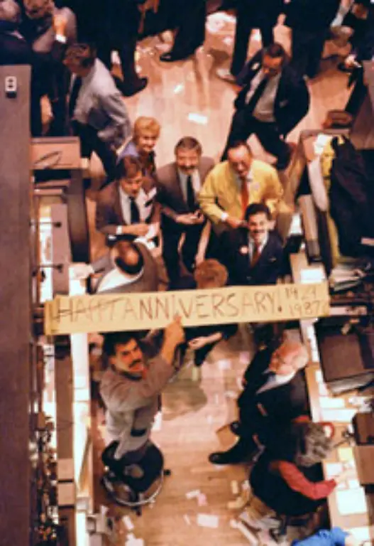 Nach-einer-mehrjaehrigen-Boersenhausse-loesen-1987-steigende-Zinsen-ein-fallender-Dollar-und-das-hohe-US-Leistungsbilanzdefizit-den-SCHWARZEN-MONTAG-aus