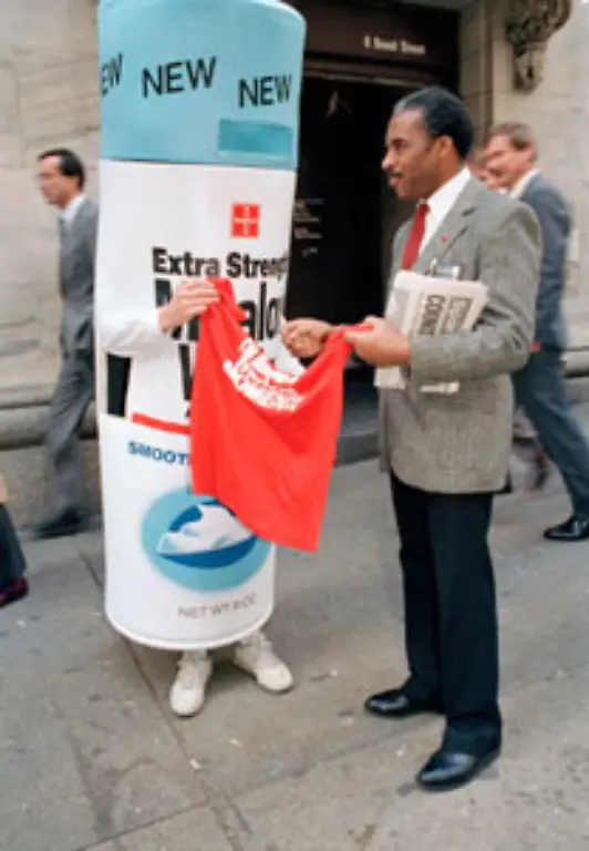 Insgesamt-wird-in-diesem-Crash-ein-Drittel-des-Dow-Wertes-vernichtet-Die-Fed-unter-ihrem-brandneuen-Chef-Alan-Greenspan-stellt-in-einer-Erklaerung-klar-dass-die-Fed-bereit-ist-den-Banken-ein-absolutes-Sicherheitsnetz-zu-bieten