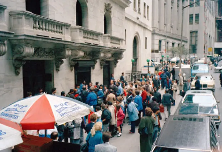 Der-ueppige-Fluss-aus-dem-Geldhahn-bringt-die-US-Wirtschaft-wieder-schnell-auf-Expansionskurs-Anfang-1988-notiert-der-Dow-wieder-auf-2000-Punkten-auf-dem-Stand-von-Anfang-1997