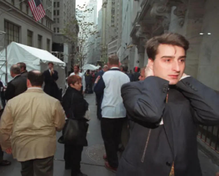 1997-kommt-es-zum-zweiten-SCHWARZEN-MONTAG-Am-27-Oktober-verliert-der-Dow-Jones-554-Punkte-Der-von-New-York-ausgeloeste-Kursrutsch-verbreitet-sich-wie-ein-Lauffeuer-um-den-Globus-Ueber-Suedamerika-und-Asien-setzte-sich-das-Kursbeben-bis-nach-Europa-fort