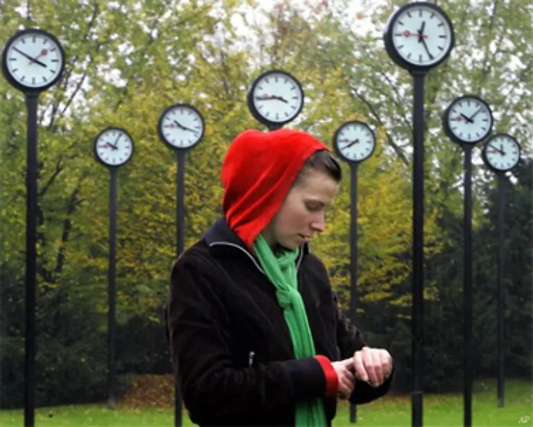 Die-Uhren-werden-um-3-00-Uhr-um-eine-Stunde-auf-2-00-Uhr-zurueckgestellt