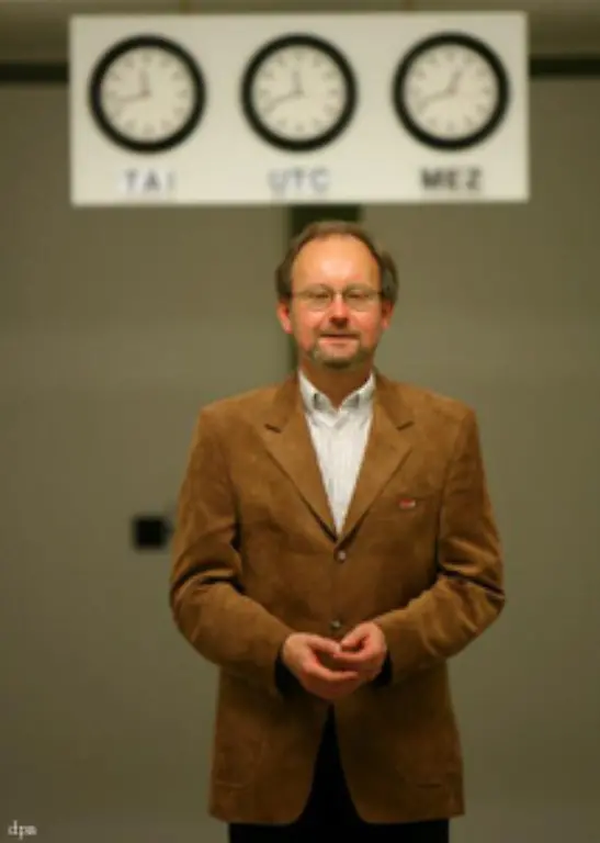 Die-PTB-Wissenschaftler-sorgen-seit-Einfuehrung-der-Sommerzeit-im-Jahr-1980-dafuer-dass-alle-oeffentlichen-und-privaten-Funkuhren-das-entscheidende-Signal-bekommen