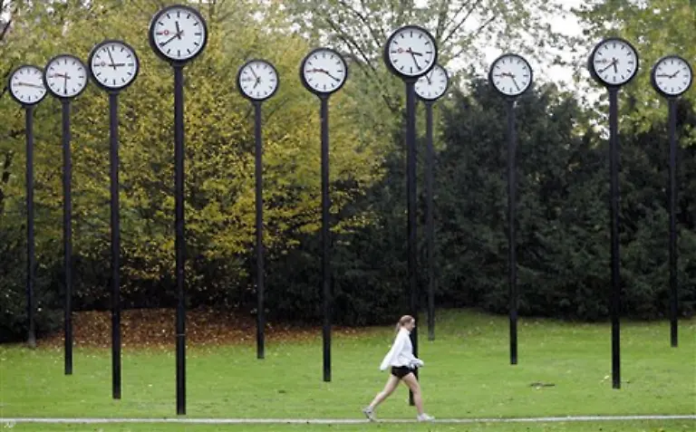 Diese-gehen-an-alle-oeffentlichen-und-privaten-Funkuhren-an-die-Leitstaende-von-Kraft-und-Umspannwerken-Anlagen-der-Flugsicherung-an-rund-50-000-Verkehrsampeln-ebenso-wie-an-TV-Sender-und-an-die-Bahn-AG