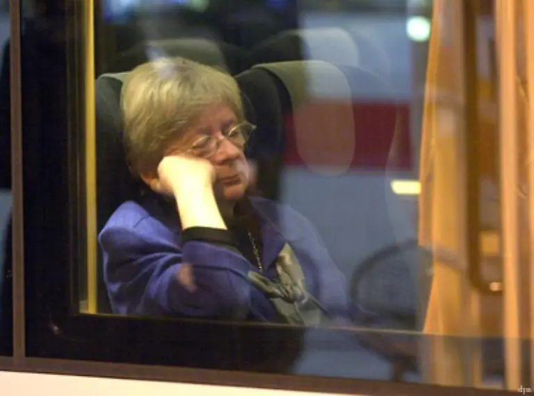 Die-Deutsche-Bahn-AG-laesst-rund-50-Fernreisezuege-eine-Stunde-lang-in-Bahnhoefen-warten-damit-sie-fahrplanmaessig-ankommen