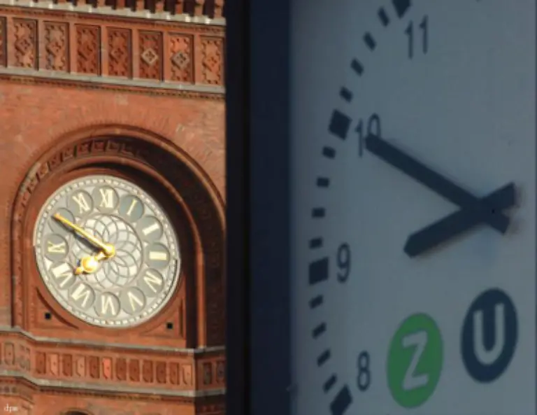 Das-Datum-und-die-Uhrzeit-wurden-in-die-impulsgebende-Atomuhr-in-Mainflingen-bei-Frankfurt-Main-bereits-einprogrammiert