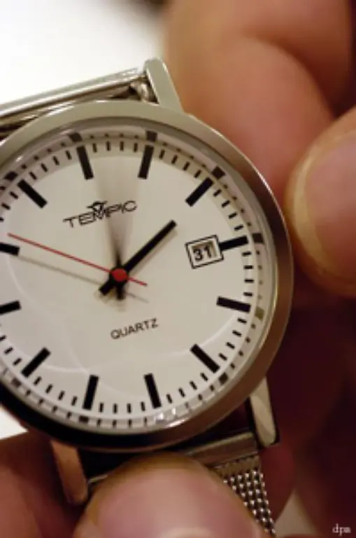 Dadurch-sollte-eine-Stunde-Tageslicht-fuer-Unternehmen-und-Haushalte-gewonnen-werden-Doch-die-Idee-wird-inzwischen-von-Gegnern-heftig-kritisiert