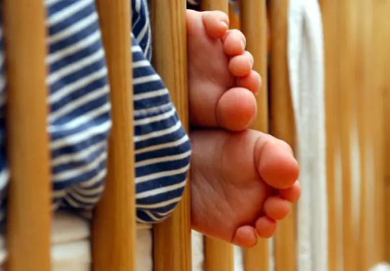 Hinzu-kommt-dass-es-frueher-dunkel-wird-Langschlaefer-die-das-fruehere-Hellwerden-verschlafen-bekommen-also-weniger-Tageslicht-ab