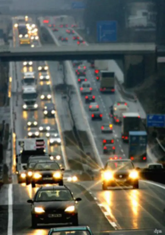 Wer-bislang-im-Hellen-von-der-Arbeit-nach-Hause-gefahren-ist-braucht-nun-abends-die-Scheinwerfer