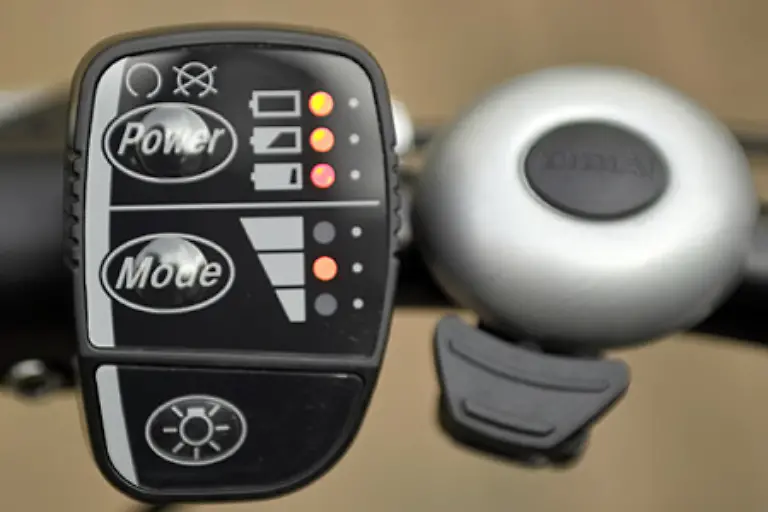 Neben-dem-linken-Lenkergriff-befindet-sich-die-Steuerung-des-Motors-Drei-Unterstuetzungsstufen-koennen-gewaehlt-werden-Am-Steuerelement-kann-man-auch-das-Licht-ein-und-ausschalten-und-erhaelt-ueber-drei-LEDs-eine-ungefaehre-Idee-ueber-den-Akkuzustand