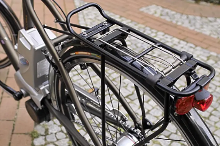 Durch-die-gelungene-Platzierung-des-Akkus-bleibt-der-Gepaecktraeger-voll-erhalten-Das-schafft-Raum-fuer-Gepaeck-so-dass-das-Dover-Lite-nicht-nur-stadt-sondern-auch-tourentauglich-ist