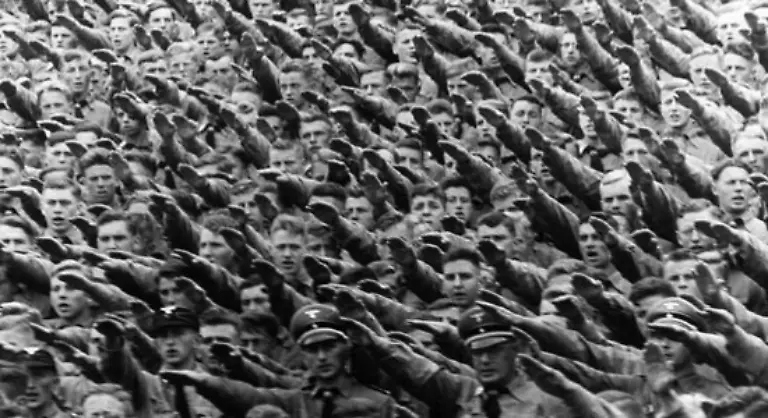 Zahlreiche-Beispiele-zeigen-dass-Nazi-Vergleiche-oft-ohne-grosse-Konsequenzen-in-Vergessenheit-geraten-Etwas-das-nicht-akzeptabel-ist-und-in-jedem-Fall-das-Verbrechen-Holocaust-verharmlost-wird-schnell-wieder-ueberrollt-von-der-naechsten-Nachrichtenwelle