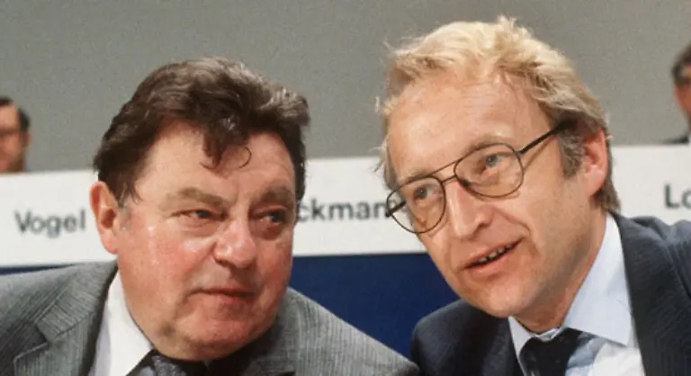 Herbst-1979-Edmund-Stoiber-der-als-CSU-Generalsekretaer-den-Wahlkampf-fuer-den-damaligen-Unions-Kanzlerkandidaten-Franz-Josef-Strauss-organisiert-sagt-nach-Eier-Wuerfen-in-Nordrhein-Westfalen
