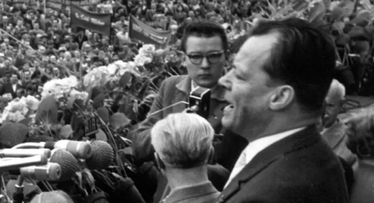 Fruehjahr-1985-SPD-Chef-Willy-Brandt-sagt-der-damalige-CDU-Generalsekretaer
