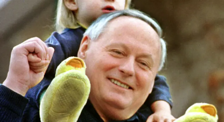 18-November-2002-Lafontaine-zieht-einen-Vergleich-zwischen-der-rot-gruenen-Sparpolitik