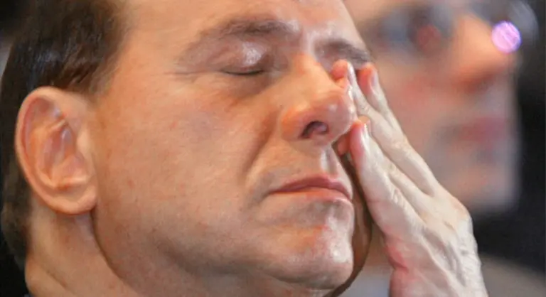 Juli-2003-Italiens-Ministerpraesident-Silvio-Berlusconi-loest-einen-Eklat-aus-als-er-den-Europaabgeordneten-Martin-Schulz-mit-einem-KZ-Schergen-vergleicht