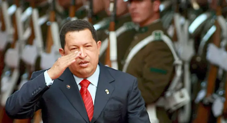 12-Mai-2008-Venezuelas-Praesident-Hugo-Chavez-rueckt-Bundeskanzlerin-Angela-Merkel-kurz-vor-einem-EU-Lateinamerika-Gipfel-in-die-Naehe-von-Adolf-Hitler