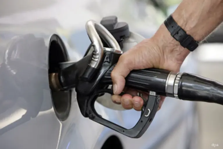 Auch-Otto-Normal-Verbraucher-kann-sich-freuen-Die-Benzin-und-Heizoelpreise-sinken-auch-die-Gasrechnung-faellt-geringer-aus-Die-Preissenkungen-entsprechen-zwar-nicht-den-Preiserhoehungen-aber-lassen-wir-das