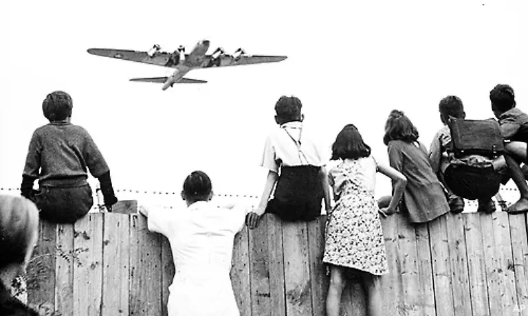 Die-lebensnotwendige-Versorgung-durch-die-legendaere-Luftbruecke-dauerte-von-Juni-1948-bis-Mai-1949-In-Tempelhof-startete-und-landete-zeitweise-alle-90-Sekunden-ein-Flugzeug