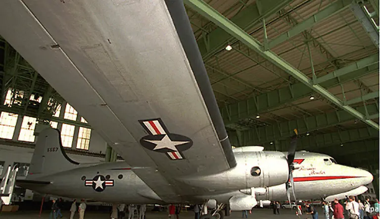 Andere-Piloten-folgten-seinem-Beispiel-was-den-Flugzeugen-bald-den-Namen-Rosinenbomber-einbrachte