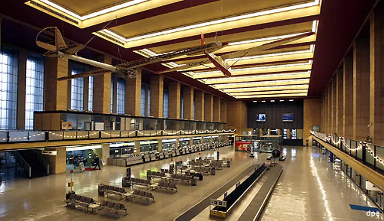 Tempelhof-mit-seiner-relativ-kurzen-Startbahn-und-seiner-innerstaedtischen-Lage-wurde-zunehmend-zum-vergleichsweise-unbedeutenden-Regionalflughafen