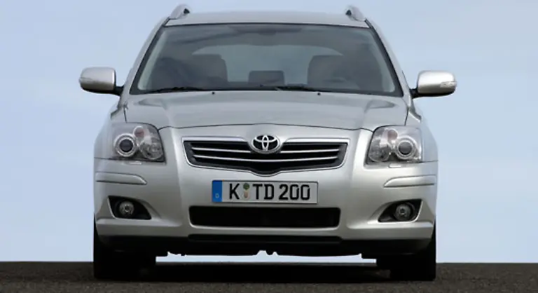 Knapp-dahinter-liegt-mit-79-Punkten-der-BMW-318d-als-Limousine-Ausserdem-der-Toyota-Avensis-2-0-D-im-Bild
