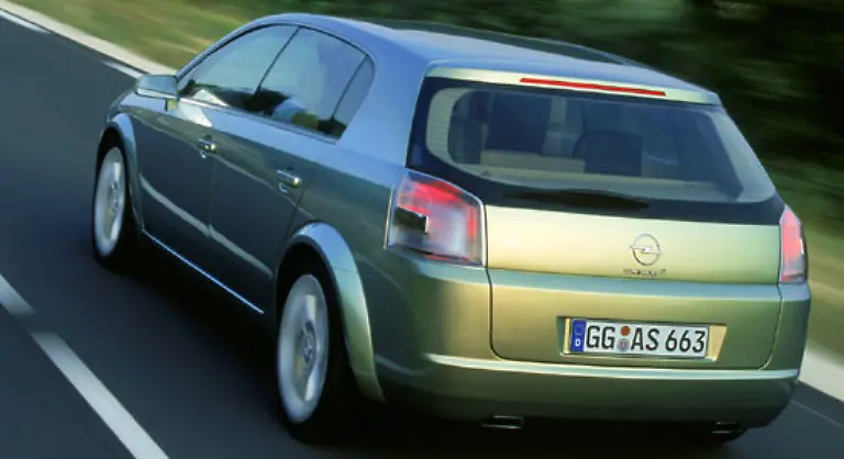 Dahinter-folgen-vier-Wagen-mit-79-Punkten-Opel-Signum-2-2-Benziner