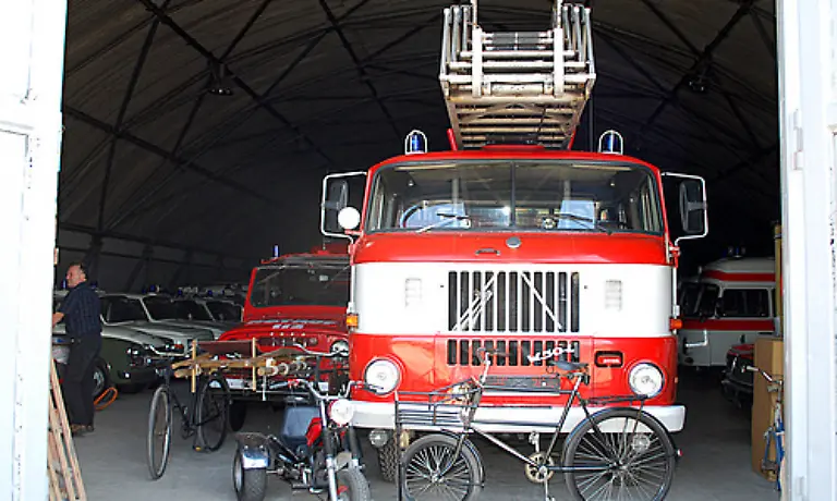 Irgendwo-in-Scheunen-und-Garagen-schlummern-sie-gehuetet-von-tapferen-Oldtimerfreunden-und-aufbewahrt-als-Erinnerung-an-einen-vergangenen-Staat-Die-Einsatzfahrzeuge-von-Polizei-Feuerwehr-und-dem-Roten-Kreuz-der-Deutschen-Demokratischen-Republik