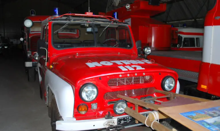 In-der-grossen-Halle-stehen-zwei-komplette-Loeschzuege-und-weitere-Fahrzeuge-der-Feuerwehr-der-DDR