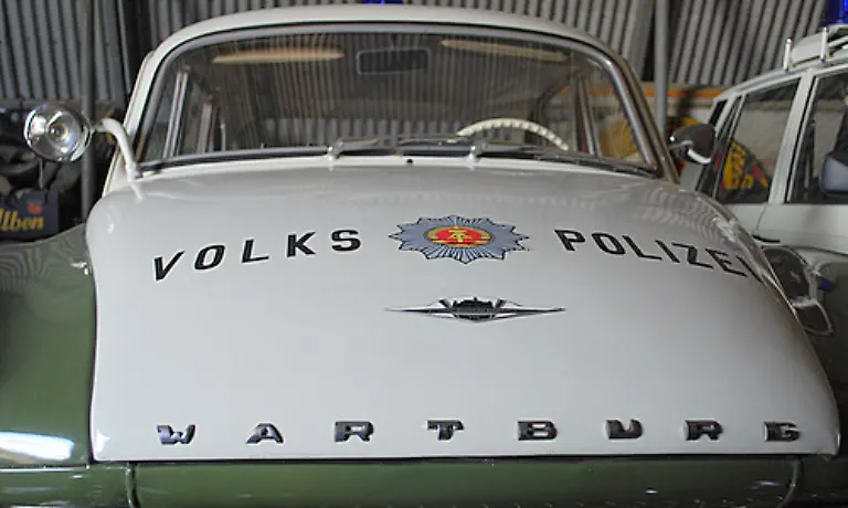 Der-Wartburg-311-war-eines-der-ersten-Fahrzeugen-der-Volkspolizei-aus-DDR-Produktion-Als-Streifenwagen-gehoerte-er-in-der-DDR-zum-alltaeglichen-Strassenbild