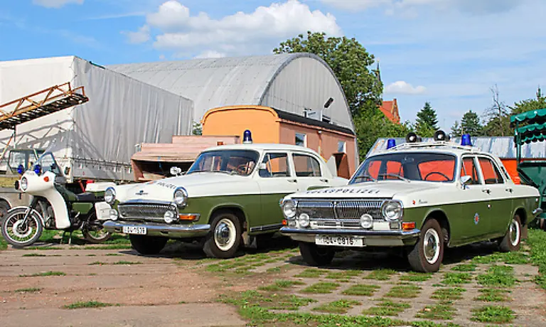 Als-Nachfolger-kam-der-Wolga-GAS-24-zu-der-Polizei-der-DDR-Die-Autos-stammen-aus-den-Gorki-Autowerken-Groesser-und-besser-motorisiert-war-dieses-Fahrzeug-bis-in-die-sechziger-Jahre-hinein-in-Benutzung-Allerdings-waren-die-Wolgas-eher-eine-seltene-Erscheinung