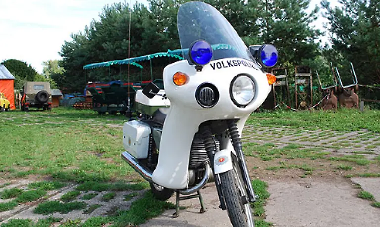 Die-MZ-ETZ-250-F-Fuer-die-grosse-Verkleidung-die-gut-vor-Regen-und-Wind-schuetzte-war-das-Leichtkraftrad-mit-250-Kubik-Motor-dahinter-etwas-schwach-motorisiert