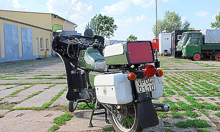 Mit-der-Box-am-Heck-die-das-ungeliebte-Bitte-folgen-einblendete-wurden-Fahrzeuge-angehalten-Die-MZ-war-bis-kurz-nach-der-Wende-auf-der-Strasse-unterwegs