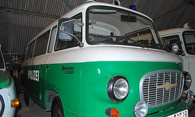 Der-Barkas-war-die-Allzweckwaffe-unter-den-Amtsfahrzeugen-Bei-der-Polizei-kamen-verschiedene-Versionen-zum-Einsatz-Dieser-Transporter-gehoerte-zum-Unfalleinsatzkommando