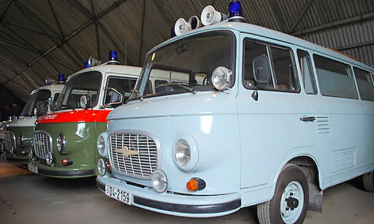 Oder-bei-der-Kriminaltechnik-wie-der-Barkas-vorne-Er-diente-vornehmlich-zum-Transport-von-verhafteten-Personen-Die-Barkas-Transporter-waren-mit-Dreizylinder-Zweitaktmotoren-ausgestattet-Der-leistete-43-PS-und-schaffte-bis-zu-100-km-h