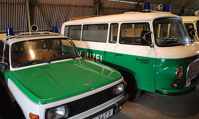 Dieser-Wartburg-und-der-Barkas-wurden-nach-der-Wende-umlackiert-und-waren-noch-fuer-die-gesamtdeutsche-Polizei-auf-Streife