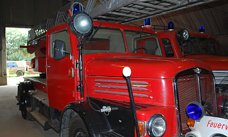 Einer-der-beiden-Feuerwehrzuege-im-Blaulichtmuseum-Beuster-ist-ein-S-4000-Loeschzug-Das-Drehleiterfahrzeug-nennt-sich-DL-25