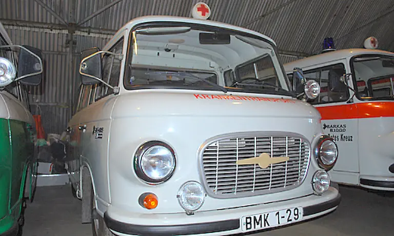 Der-Barkas-B-100-KK-gehoerte-zu-den-ersten-eigenen-Fahrzeugen-des-Deutschen-Roten-Kreuzes-der-DDR-Er-diente-vornehmlich-zum-Krankentransport-war-mit-zwei-Krankenpflegern-besetzt-und-nur-mit-den-noetigsten-medizinischen-Instrumenten-ausgestattet