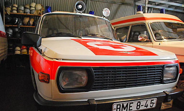 Der-Wartburg-353-MED-ergaenzte-die-Rettungsfahrzeuge-und-wurde-vornehmlich-auf-langen-Strecken-eingesetzt-Damit-sollte-der-Notarzt-schneller-vor-Ort-gebracht-werden