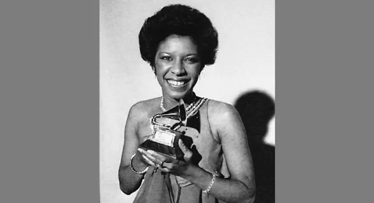 30-Millionen-Alben-verkaufte-Cole-bisher-weltweit-und-schon-bevor-sie-1975-ihren-ersten-Grammy-in-der-Sparte-Best-New-Artist-bekam-galt-sie-bei-der-Kritik-und-bei-den-Fans-als-Pop-und-Jazz-Saengerin-erster-Guete