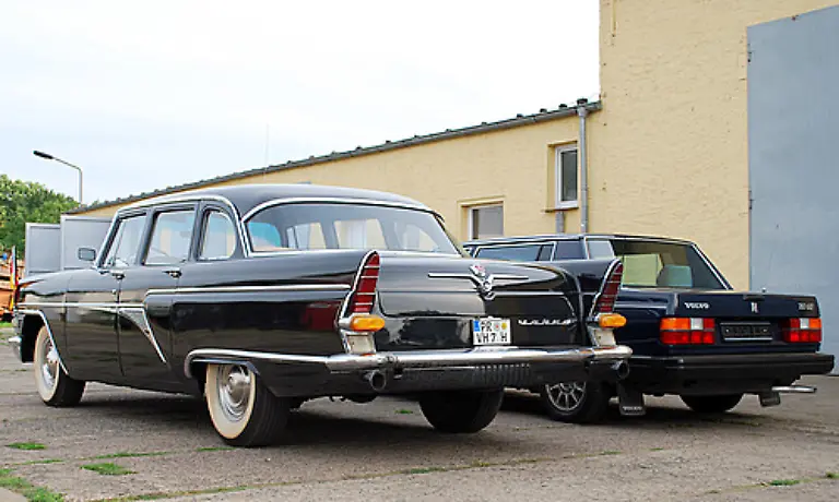 Der-Tschaika-ist-als-Oldtimer-angemeldet-und-dient-im-Sommer-der-gelegentlichen-Ausfahrt