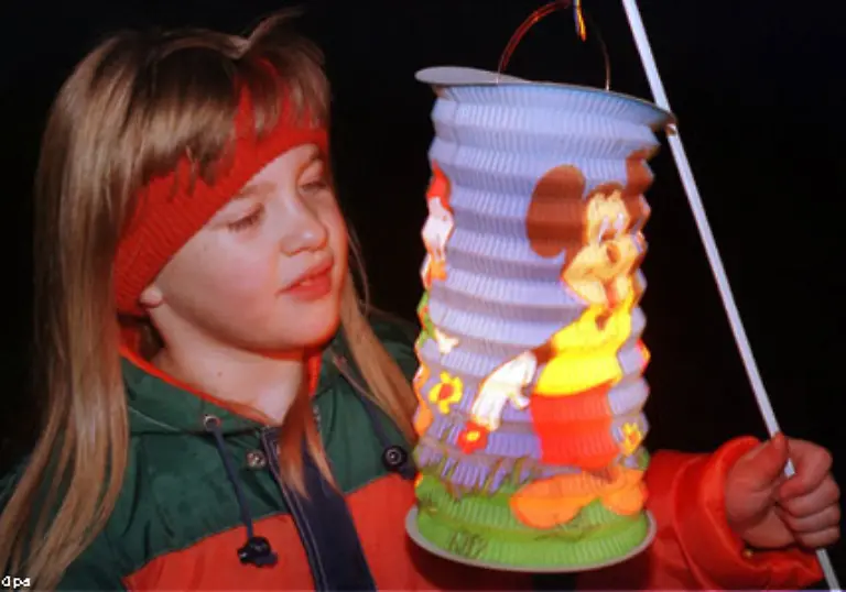 Nicht-wenige-Eltern-befuerchten-dass-Halloween-aeltere-Traditionen-verdraengen-koennte-den-St-Martinszug-11-November-das-Lambertussingen-im-Muensterland-17-September-oder-den-Klobes-oder-Glowesabend-aus-der-Gegend-um-Kassel-6-Dezember