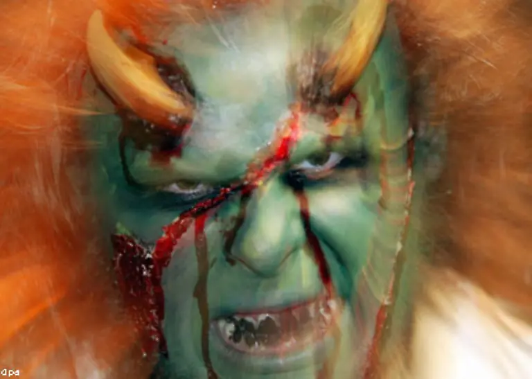 Seinen-Ursprung-hat-Halloween-im-keltischen-Samhain-Fest-mit-dem-das-Ende-des-Sommers-gefeiert-wurde-Das-irische-Wort-Samhain-gesprochen-etwa-Sa-winn-bedeutet-schlicht-November-Zu-Beginn-dieses-Monats-feierten-die-Kelten-die-Ernte-und