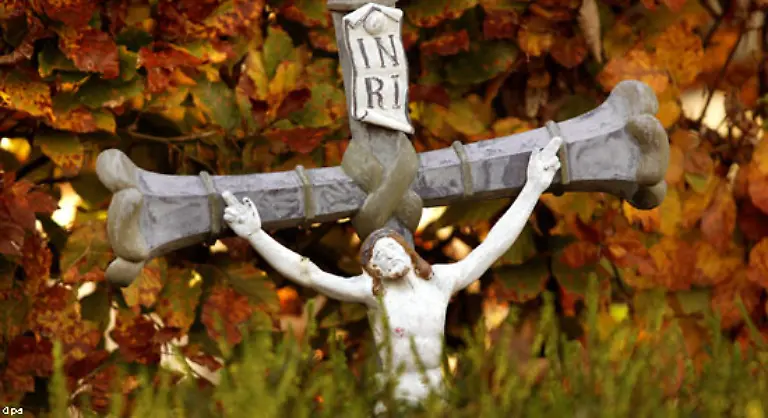 Wie-viele-andere-heidnische-Braeuche-wurde-auch-Samhain-in-die-kirchlichen-Riten-integriert-Statt-Samhain-wurden-nun-Allerheiligen-und-Allerseelen-gefeiert-ebenfalls-Feste-fuer-die-Toten-Der-Glaube-an-die-Rueckkehr-der-Toten-am-Vorabend-von-Allerheiligen-blieb-bestehen